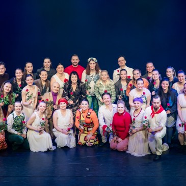 Kimurantti, Kirjavat ja Kimara pitelevät ruusuja yhteiskuvassa ohjaaja Merja Skytän kanssa.